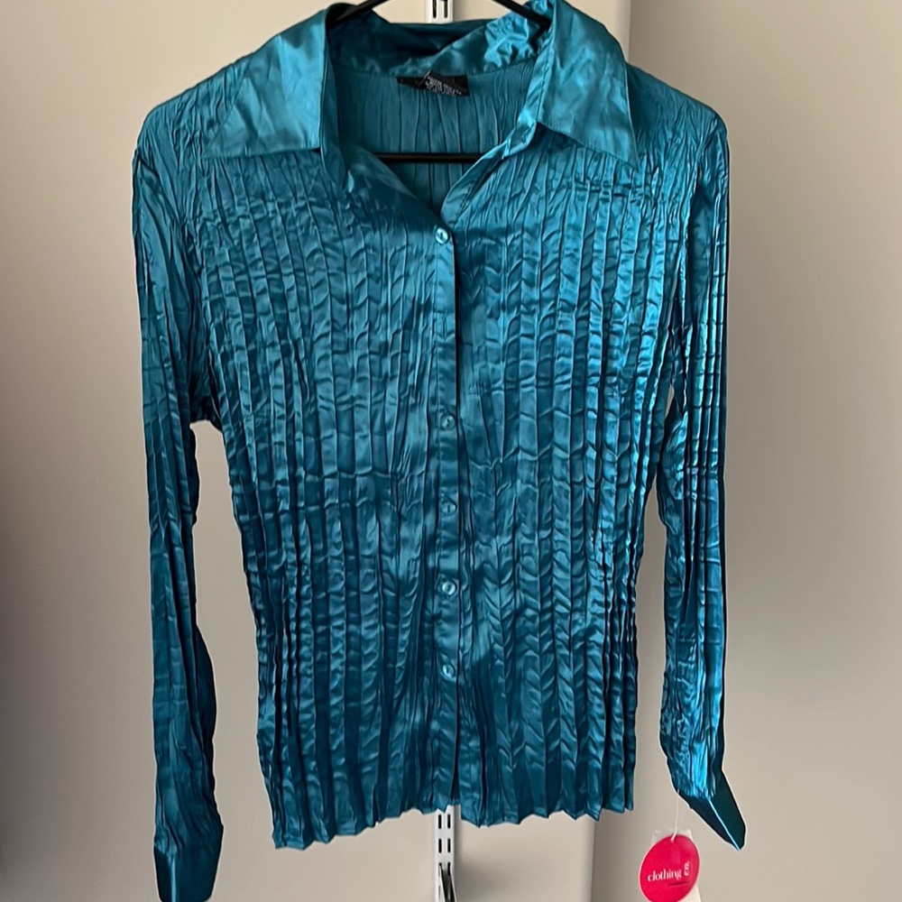 Clothing Company Teal long crinkle blouses.